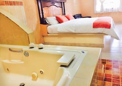 Deluxe Room | Jetted tub