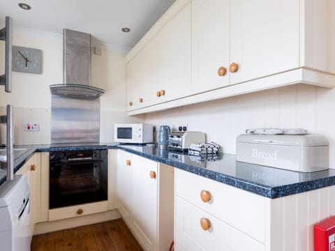 Cottage | Private kitchen | Fridge, dishwasher, toaster, cookware/dishes/utensils