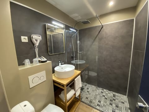 Superior Double Room | Bathroom | Hair dryer, towels
