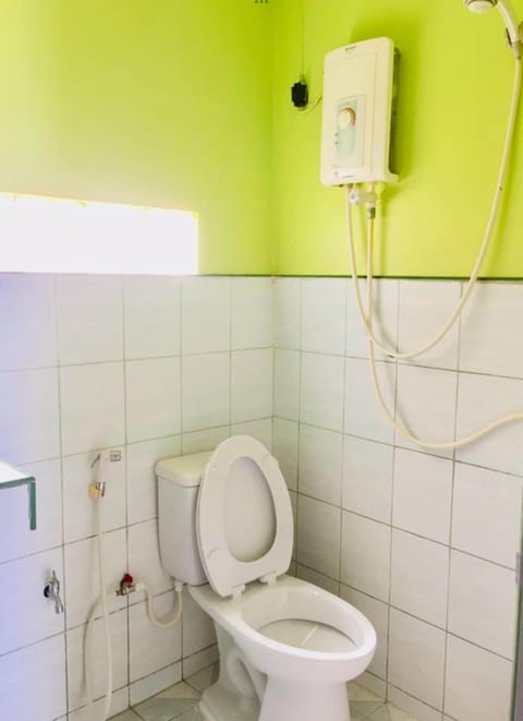 Superior Twin Room (Fan) | Bathroom | Shower, free toiletries, towels