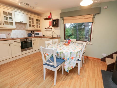 Cottage | Private kitchen | Fridge, dishwasher, electric kettle, toaster