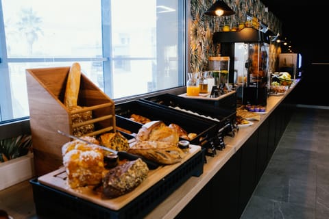 Daily continental breakfast (EUR 14.90 per person)