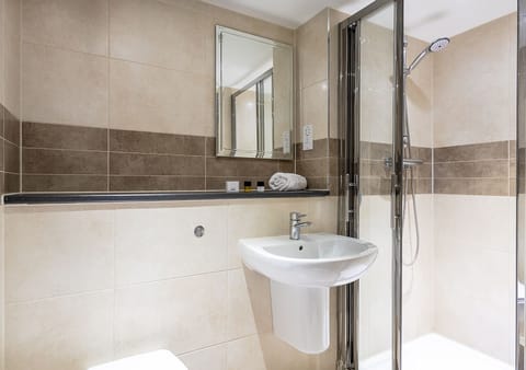 Combined shower/tub, free toiletries, hair dryer, towels