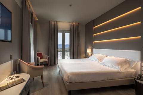 Camera Matrimoniale con balconcino | Frette Italian sheets, premium bedding, down comforters, minibar