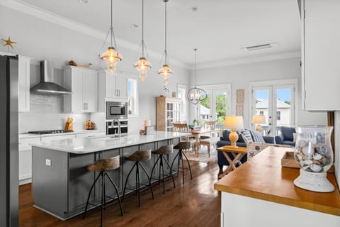 House, 4 Bedrooms, Pets Allowed | Private kitchen | Full-size fridge, microwave, oven, stovetop