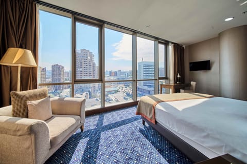 Premium bedding, down comforters, in-room safe, desk