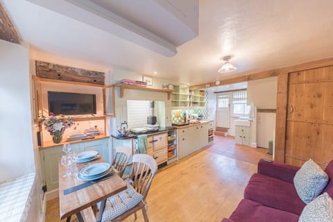 Cottage | Private kitchen | Fridge, microwave, oven, stovetop
