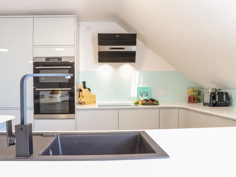 Cottage | Private kitchen | Fridge, dishwasher, electric kettle, toaster