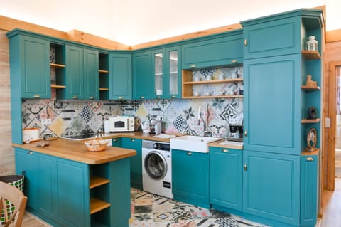 Deluxe Chalet, 3 Bedrooms, Sauna, Mountain View | Private kitchen | Fridge, microwave, oven, stovetop