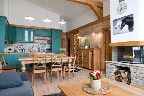 Deluxe Chalet, 3 Bedrooms, Sauna, Mountain View | In-room dining