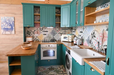 Deluxe Chalet, 3 Bedrooms, Sauna, Mountain View | Private kitchen | Fridge, microwave, oven, stovetop