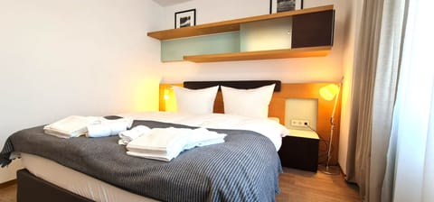 Classic Room | Minibar, in-room safe, desk, blackout drapes