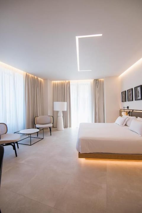 Junior Suite | In-room safe, free WiFi, bed sheets