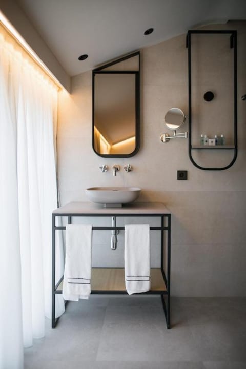 Doble Exterior | Bathroom | Shower, hydromassage showerhead, designer toiletries, hair dryer