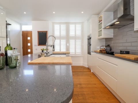 Cottage | Private kitchen | Fridge, dishwasher, electric kettle, toaster