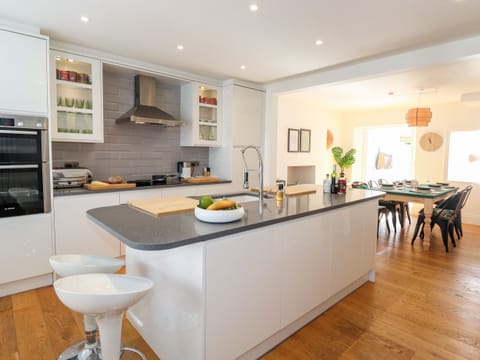 Cottage | Private kitchen | Fridge, dishwasher, electric kettle, toaster
