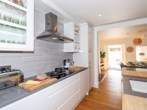 Cottage | Private kitchen | Fridge, dishwasher, electric kettle, toaster