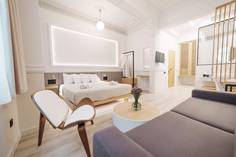 Poseidon Suites | 1 bedroom, premium bedding, in-room safe, laptop workspace