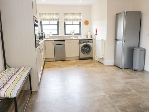 Cottage | Private kitchen | Fridge, dishwasher, electric kettle, toaster