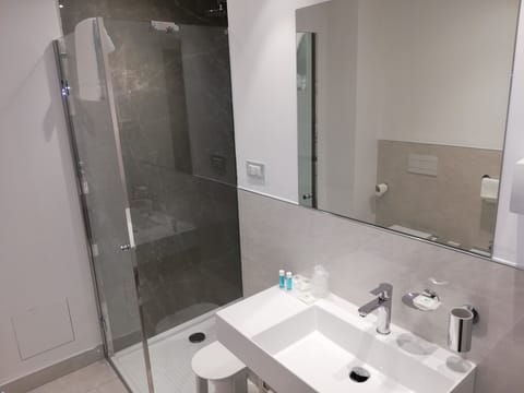 Shower, rainfall showerhead, free toiletries, hair dryer