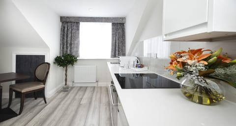 Standard Room, 1 King Bed, Non Smoking, Kitchen (Full Kitchen) | In-room safe, desk, laptop workspace, soundproofing