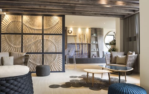 Lobby lounge