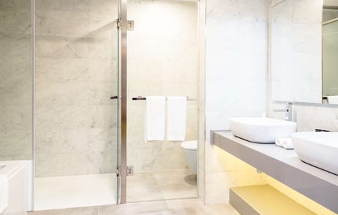 Executive Suite | Bathroom | Free toiletries, hair dryer, slippers, towels