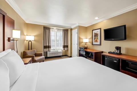 Standard Room, 1 King Bed, Non Smoking | Desk, iron/ironing board, free WiFi, bed sheets