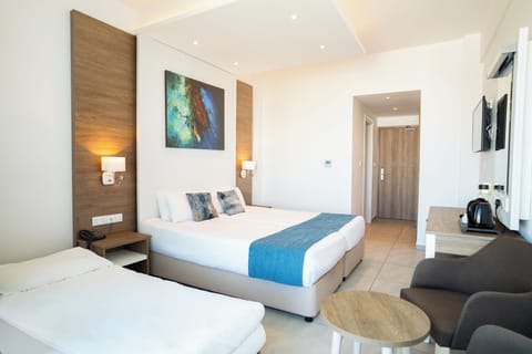 Design Double or Twin Room, 1 Bedroom, Courtyard View | Minibar, in-room safe, desk, laptop workspace