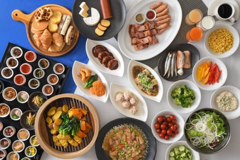 2 restaurants; breakfast, lunch, and dinner served