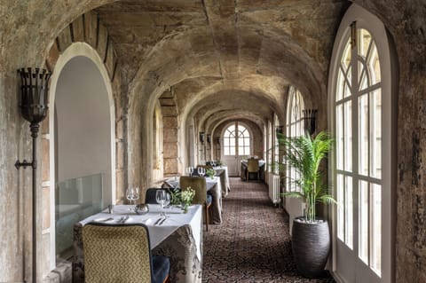 2 restaurants; breakfast, lunch, and dinner served