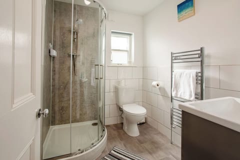 Traditional Double Room, Ensuite (Shower) | Bathroom | Shower, free toiletries, hair dryer, towels