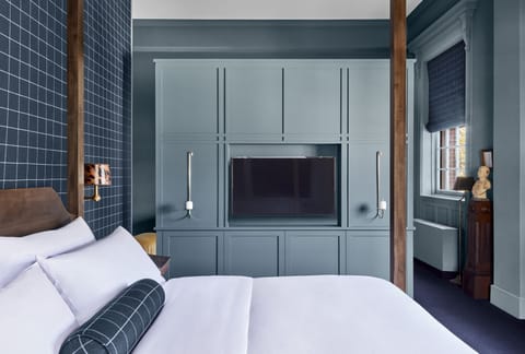 Suite, Accessible, Bathtub (Alfred, Mobility/Hearing) | Minibar, in-room safe, laptop workspace, iron/ironing board