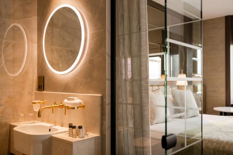 Combined shower/tub, free toiletries, hair dryer, towels