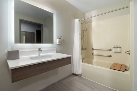 Room, 1 King Bed, Accessible (Mobility, Accessible Tub) | Bathroom | Free toiletries, hair dryer, towels