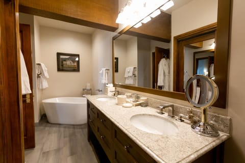 Suite, 3 Bedrooms | Bathroom | Towels, shampoo