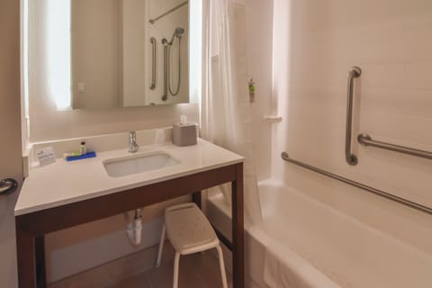 Combined shower/tub, hydromassage showerhead, free toiletries