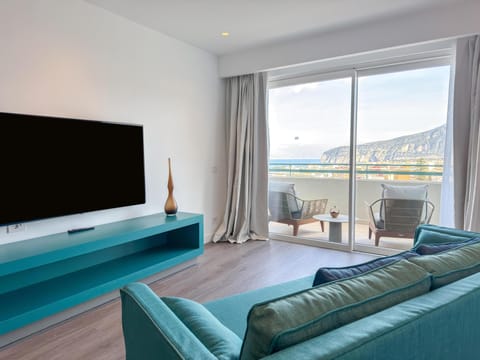 Executive Suite, 1 King Bed | Living area | 40-inch LCD TV with satellite channels, TV