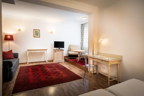 Standard Room (Dreibettzimmer) | Minibar, in-room safe, desk, soundproofing
