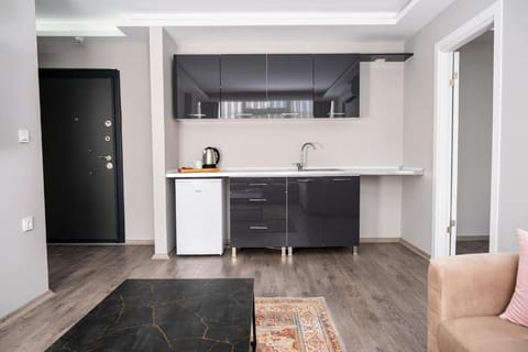 Deluxe Room | Private kitchen | Electric kettle, cookware/dishes/utensils