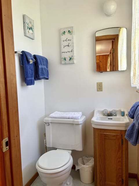 Basic Room | Bathroom | Towels, soap, toilet paper