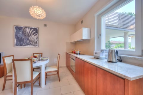 Fridge, oven, stovetop, coffee/tea maker