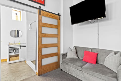 Premier Studio Suite, 1 Queen Bed with Sofa bed, Lake View | Egyptian cotton sheets, premium bedding, down comforters