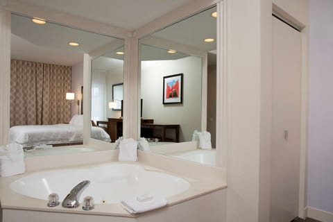 One King Bed, With Whirlpool, Non-Smoking | Private spa tub