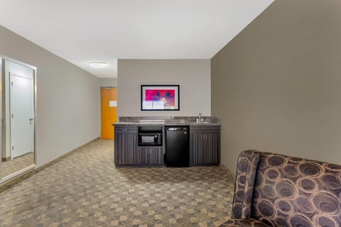 Room, 1 King Bed, Non Smoking (Efficiency) | Pillowtop beds, desk, laptop workspace, blackout drapes