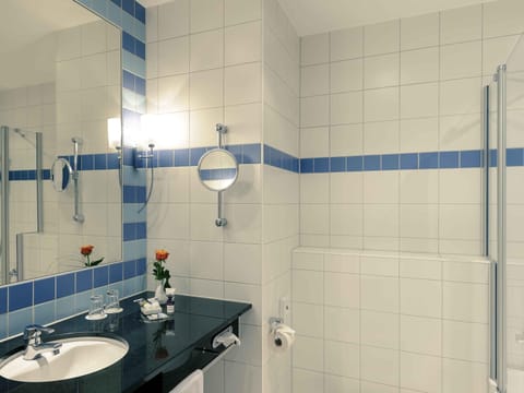 Hypo-allergenic bedding, minibar, in-room safe, desk