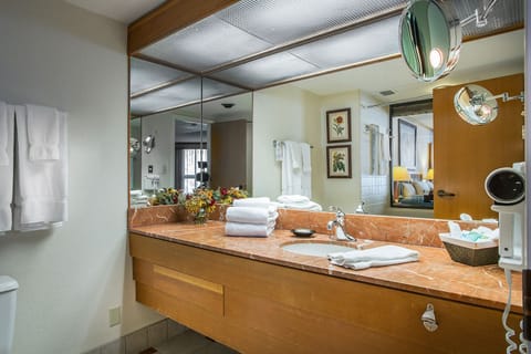 Combined shower/tub, designer toiletries, hair dryer, towels