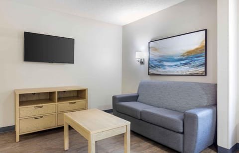 Deluxe Studio, Multiple Beds, Non Smoking | Desk, laptop workspace, iron/ironing board, rollaway beds