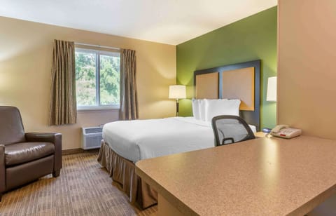 Studio, 1 Queen Bed, Non Smoking | Pillowtop beds, desk, laptop workspace, blackout drapes