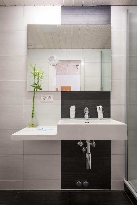 Double or Twin Room, 2 Twin Beds, Balcony, Mountain View | Bathroom | Hair dryer, towels, soap, shampoo